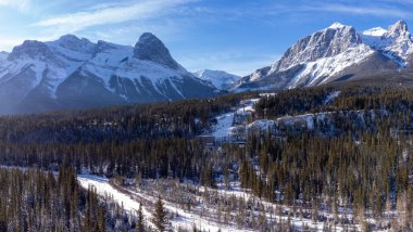 Kanada Kayalıkları 'ndaki Rundle hidroelektrik santralinin kışın hava görüntüsü. Canmore, Alberta, Kanada.