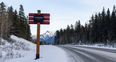 Alberta Otoyolu 742 Üç Kız Kardeş Parkway, kışın. Karla kaplı Kanada Dağları sıradağları. Canmore, Alberta, Kanada.