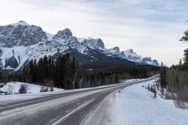 Alberta Otoyolu 742 Üç Kız Kardeş Parkway, kışın. Karla kaplı Kanada Dağları sıradağları. Canmore, Alberta, Kanada.