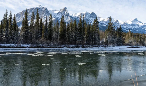 Kanadai Sziklás Hegység Gyönyörű Táj Télen Havas Hegyvonulat Tükröződés Bow — Stock Fotó