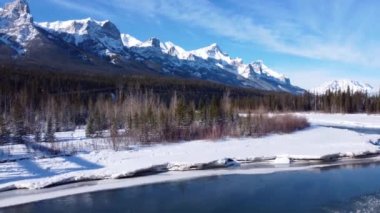 Kışın Bow River Vadisi ormanının hava manzarası. Karla kaplı Kanada Dağları sıradağları çok güzel bir manzara. Canmore Motor Köprüsü. Banff Ulusal Parkı. Alberta, Kanada.