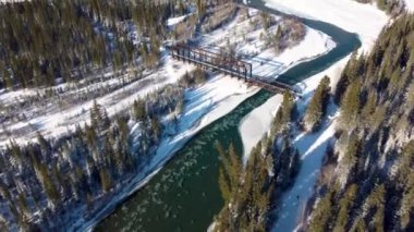 Kışın Bow River Vadisi ormanının hava manzarası. Karla kaplı Kanada Dağları sıradağları çok güzel bir manzara. Canmore Motor Köprüsü. Banff Ulusal Parkı. Alberta, Kanada.