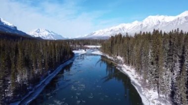 Kışın Bow River Vadisi ormanının hava manzarası. Karla kaplı Kanada Dağları sıradağları çok güzel bir manzara. Canmore Motor Köprüsü. Banff Ulusal Parkı. Alberta, Kanada.