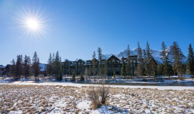 Polis memuru Creek Riverside Trail, Spring Creek Boardwalk kış sezonunda. Canmore kasabası, Alberta, Kanada.
