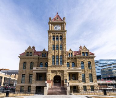 Calgary, AB, Kanada - 14 Mart 2022: Calgary Belediye Binası Kanada Ulusal Tarihi Alanı.