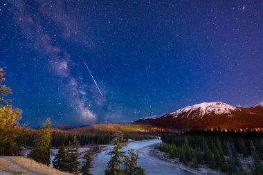 Jasper Ulusal Parkı Dark Sky. Kanada Kayalıkları yaz gecesi. Şaşırtıcı doğal manzara arkaplanı.