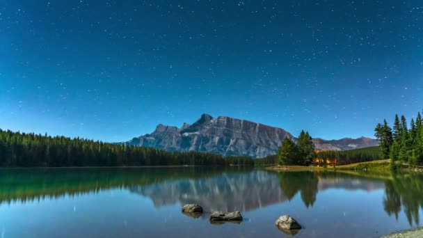 2つのジャック湖から山の謎の上の星の完全な夜には 星空の水面に反映されます バンフ国立公園 カナダのロッキー山脈 アルバータ州 カナダの美しい風景 — ストック動画