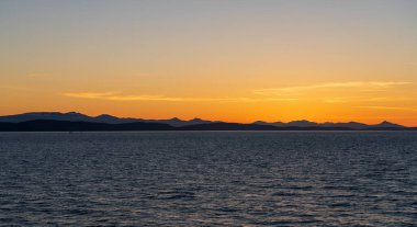 Günbatımı gökyüzü Pasifik Okyanusu üzerinde, Güney Körfez Adaları, Georgia Boğazı.
