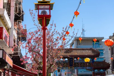 Victoria, BC, Kanada - 14 Nisan 2021: Victoria Çin Mahallesi, arka planda Uyumlu İlgi Kapısı. Kanada 'daki en eski Çin Mahallesi ve Kuzey Amerika' daki en eski ikinci.