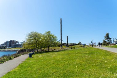 Victoria, BC, Kanada - 14 Nisan 2021 Songhees Point Park Totem direği.