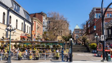 Victoria, BC, Kanada - 14 Nisan 2021 Bastion Square merdivenleri. Victoria, British Columbia 'da tarihi bir alışveriş merkezi..