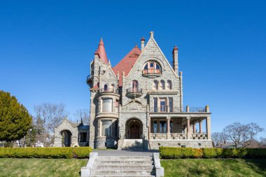 Victoria, BC, Kanada - 14 Nisan 2021 Craigdarroch Kalesi manzaralı. Craigdarroch Ulusal Kanada Tarihi Alanı.