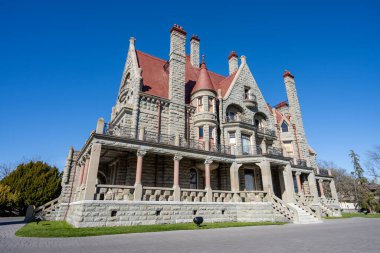Victoria, BC, Kanada - 14 Nisan 2021 Craigdarroch Kalesi manzaralı. Craigdarroch Ulusal Kanada Tarihi Alanı.