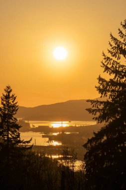 Gün batımında Burnaby Dağı Parkı. Burrard Körfezi 'nin üst kollarına bakıyor. Burnaby, BC, Kanada.