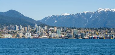 Kuzey Vancouver sahili ufuk çizgisi şehir manzarası. British Columbia, Kanada.