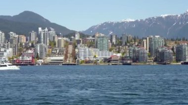 Vancouver Limanı 'ndaki deniz otobüsüne biniyorum. Arka planda Kuzey Vancouver silueti var. British Columbia, Kanada.