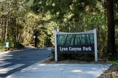 Kuzey Vancouver, BC, Kanada - 20 Nisan 2021 Lynn Canyon Park İşareti.