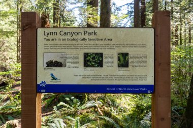 Kuzey Vancouver, BC, Kanada - 20 Nisan 2021 Lynn Canyon Park İşareti.