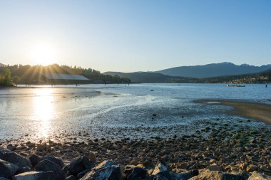 Gün batımında Burrard körfezi kıyısı. Rocky Point Parkı. Moody Limanı, British Columbia, Kanada.