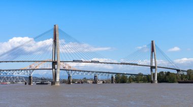 New Westminster, BC, Kanada - 22 Nisan 2021 SkyTrain Skybridge 'den geçiyor. Metro Vancouver 'da kablolu bir köprü..