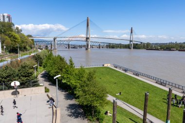 New Westminster, BC, Kanada - 22 Nisan 2021 Westminster Pier Park. Skybridge, Fraser Nehri boyunca uzanır ve New Westminster 'ı Surrey' e bağlar..