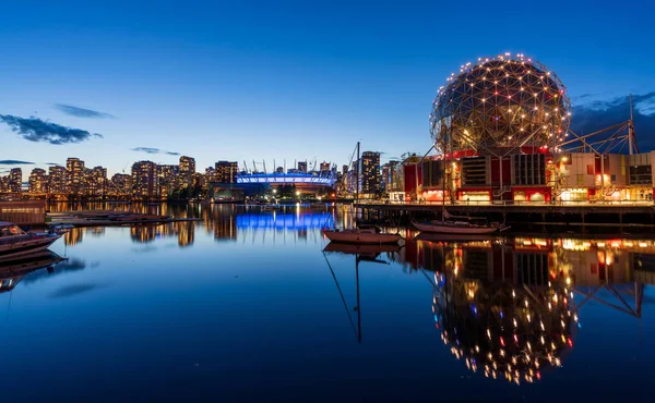 城市之夜 温哥华港湾暮色全景 天际线和建筑物的灯光反射在假溪水上 不列颠哥伦比亚省 加拿大 科学世界 江上的船 — 图库照片