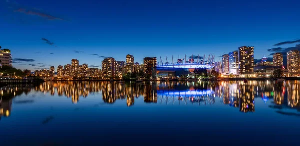 城市之夜 温哥华港湾暮色全景 天际线和建筑物的灯光反射在假溪水上 不列颠哥伦比亚省 加拿大 Place — 图库照片
