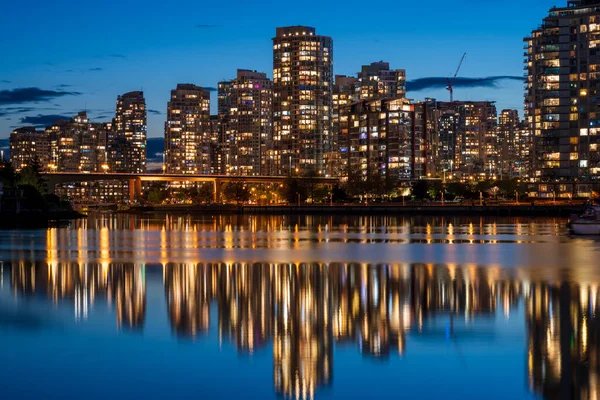 Notte Urbana Skyline Crepuscolare Vancouver Gli Edifici Illuminano Riflessione Sull — Foto Stock