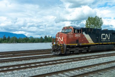 British Columbia, Kanada - 30 Nisan 2021: Kanada Ulusal Demiryolu yük treni kırsal alanda seyahat ediyor.
