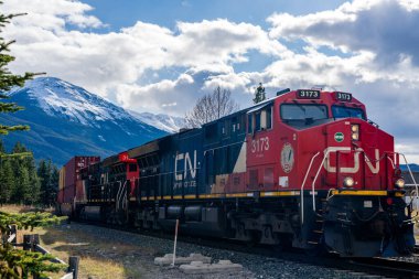 Jasper, Alberta, Kanada - Mayıs 12021 Kanada Ulusal Demiryolu yük treni. Kanada Kayalıkları, Jasper Ulusal Parkı.