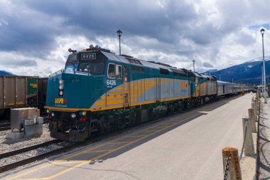 Jasper, Alberta, Kanada - 1 Mayıs 12021 Via Rail F40PH-2D kamu yolcu treni durağı Jasper İstasyonu.
