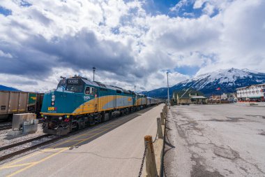Jasper, Alberta, Kanada - 1 Mayıs 12021 Via Rail F40PH-2D kamu yolcu treni durağı Jasper İstasyonu.