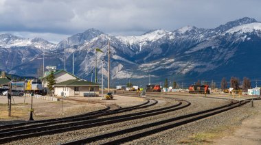 Jasper, Alberta, Kanada - Mayıs 12021 Via Rail Jasper istasyonu. Jasper Ulusal Parkı.