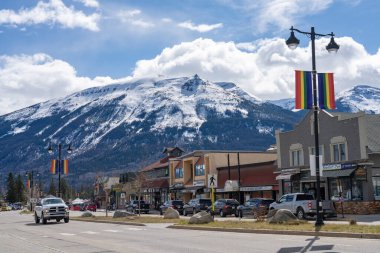 Jasper, Alberta, Kanada - 12021 Mayıs: Jasper Kasabası sokak manzarası. Connaught Sürücüsü.