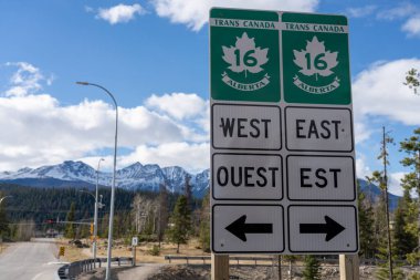Jasper, Alberta, Kanada - Mayıs 12021 Trans-Kanada Otoyolu, Yellowhead Otoyolu, Alberta İl Otoyolu No. 16 yaşında. Kanada Kayalıkları.