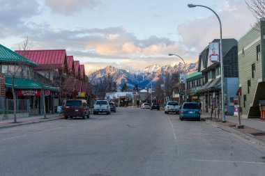 Jasper, Alberta, Kanada - 4 Mayıs 2021: Alacakaranlıkta Jasper Kasabası sokak manzarası. Patricia Caddesi.