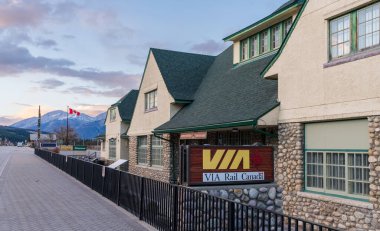 Jasper, Alberta, Kanada - 4 Mayıs 2021 Via Rail Jasper istasyonu. Jasper Ulusal Parkı.