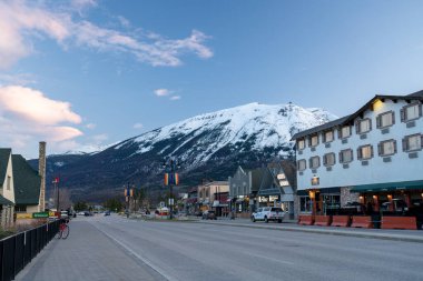 Jasper, Alberta, Kanada - 4 Mayıs 2021: Alacakaranlıkta Jasper Kasabası sokak manzarası. Connaught Sürücüsü.