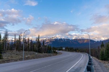 Trans-Canada Otoyolu 16, Yellowhead Otoyolu, Alberta İl Otoyolu No. Alacakaranlıkta 16. Kanada Kayalıkları, Jasper Ulusal Parkı, Kanada.