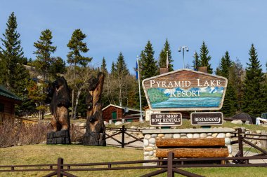 Jasper, Alberta, Kanada - 5 Mayıs 2021: Pyramid Lake Resort. Jasper Ulusal Parkı, Kanada Kayalıkları.