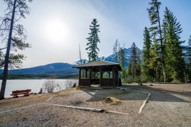 Piramit Adası, Piramit Gölü. Jasper Ulusal Parkı manzarası. Kanada Rocky Dağları doğa manzarası arka planı. Alberta, Kanada.