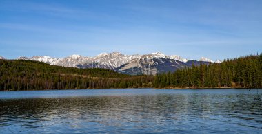 Piramit Gölü. Jasper Ulusal Parkı dağ manzarası, panoramik manzara. Kanada Rocky Dağları doğa manzarası arka planı. Alberta, Kanada. Colin Dağı, Hawk Dağı.