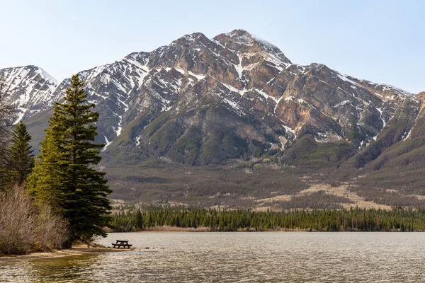 Пирамида Лейк Бич Национальный Парк Джаспера Канадские Скалистые Горы Природный — стоковое фото