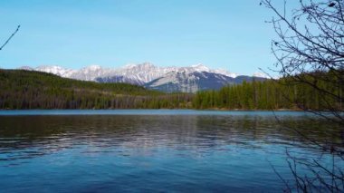 Piramit Gölü. Jasper Ulusal Parkı dağ manzarası, panoramik manzara. Kanada Rocky Dağları doğa manzarası arka planı. Alberta, Kanada. Colin Dağı, Hawk Dağı.