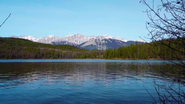 Pyramidensee Jasper Nationalpark Gebirgslandschaft Panoramablick Naturkulisse Der Kanadischen Rocky Mountains — Stockvideo
