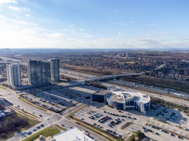 Mississauga, Ontario, Kanada - 17 Aralık 2021: Mississauga şehrinin gökyüzü. Ontario Otoyolu 403.