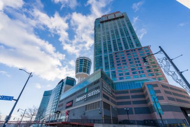 Niagara Şelalesi, Ontario, Kanada - 19 Aralık 2021: Hilton Niagara Şelaleleri 'nin elçilik süitleri.