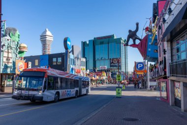 Niagara Şelalesi, Ontario, Kanada - 13 Aralık 2021: WEGO Otobüsü Niagara Şelaleleri şehir merkezindeki Clifton Hill eğlence alanında.
