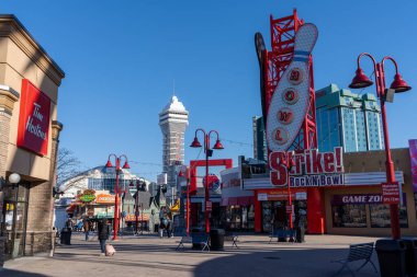 Niagara Şelalesi, Ontario, Kanada - 13 Aralık 2021: Niagara Şelalesi şehir merkezi Clifton Hill eğlence alanı.