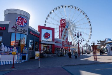 Niagara Şelalesi, Ontario, Kanada - 13 Aralık 2021: şehir merkezi Niagara Şelalesi Clifton Hill eğlence alanı. Skywheel dönme dolap.